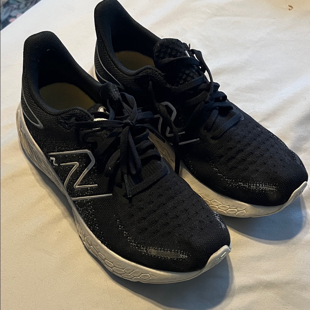 New Balance Black and White Athletic Sneakers 9 WIDE